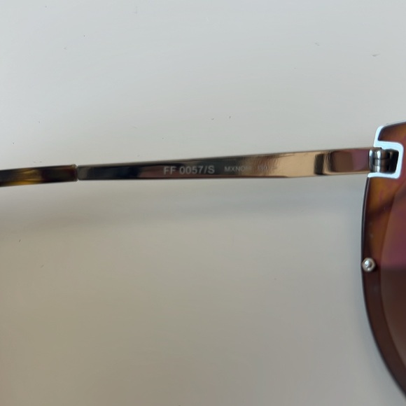 Fendi Wrap Around Racer Sunglasses
Silver Ff-0057-s Mxnoh 130mm vintage - Picture 6 of 7